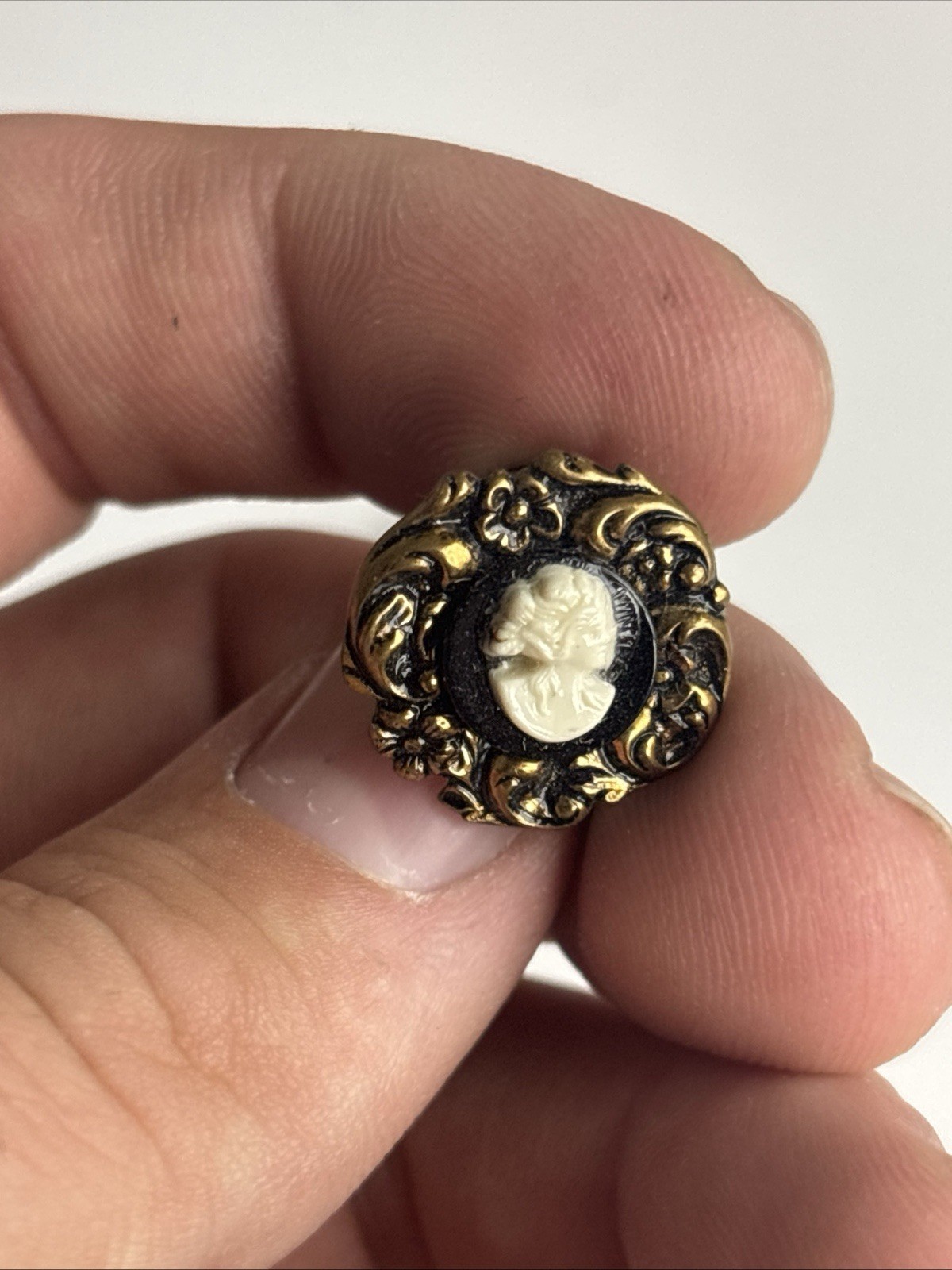 Vintage Cameo Screw Back Earrings