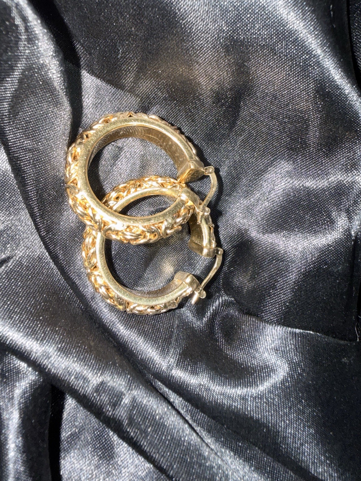 Gold Tone Textured Round Hoop Earrings Metal Latch Back Closure No Stone