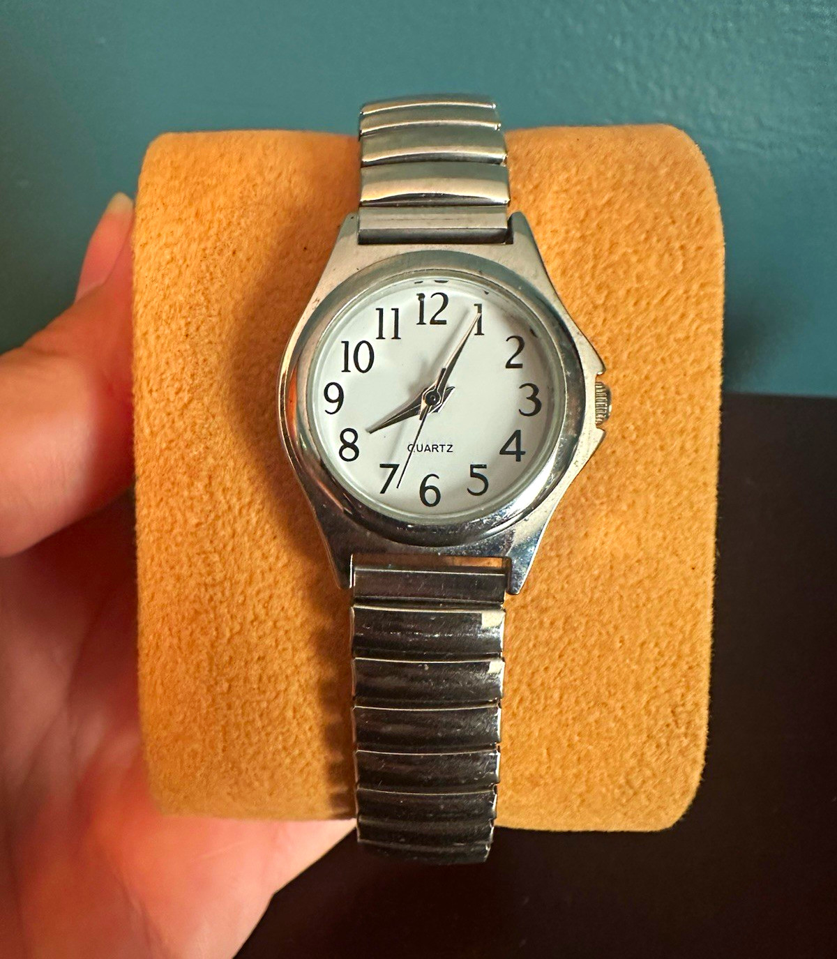Vintage Quartz Analog Wristwatch Silver-Tone Stretch Bracelet White Dial 30M
