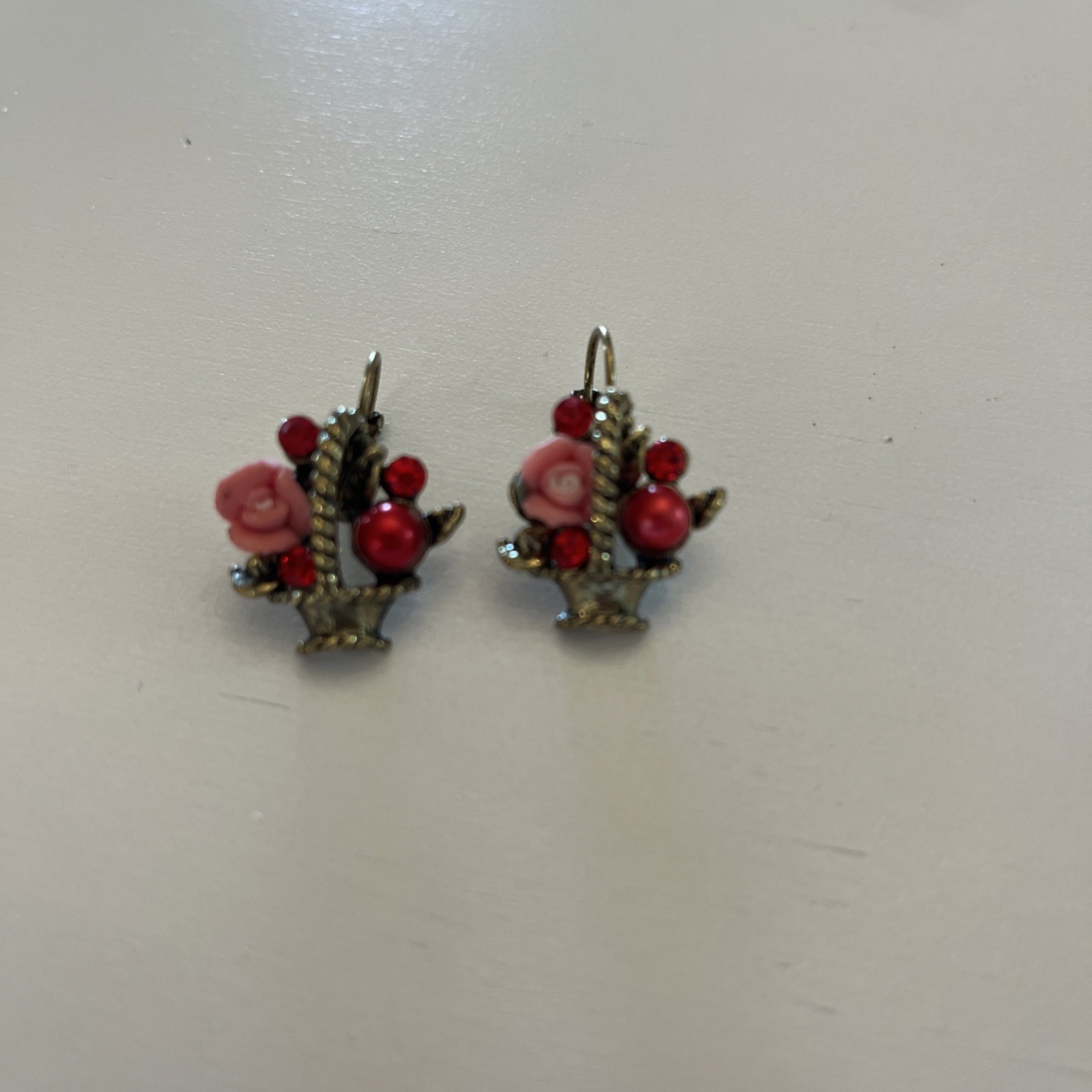 earrings Romantic Vtg basket with flowers and pink roses