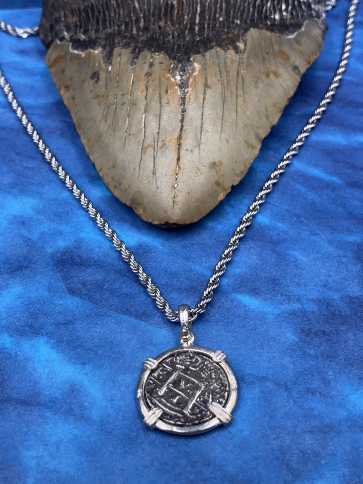 ATOCHA SHIPWRECK TREASURE COIN IN .925 BEZEL W/MATCHING ROPE CHAIN