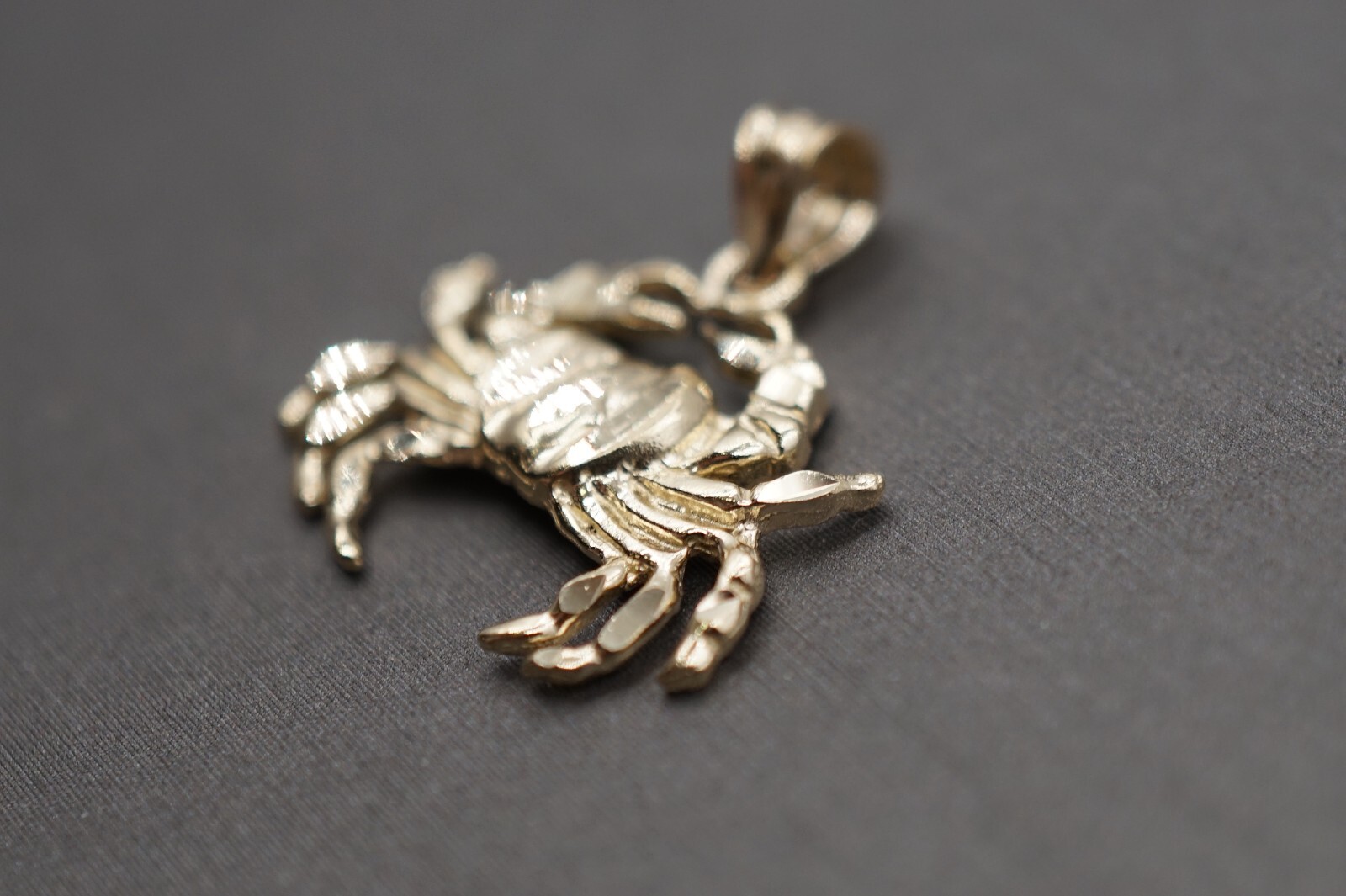 10K Solid Yellow Gold 0.8″ Diamond Cut Crab Charm Pendant.