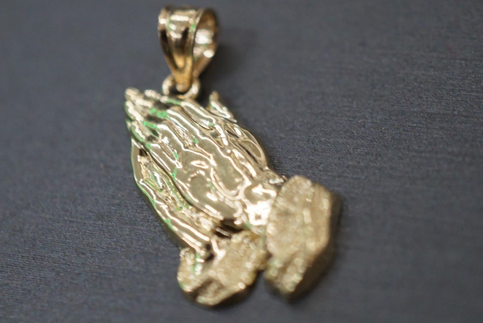 10K Solid Yellow Gold 0.9″ Praying Hands Charm Pendant.