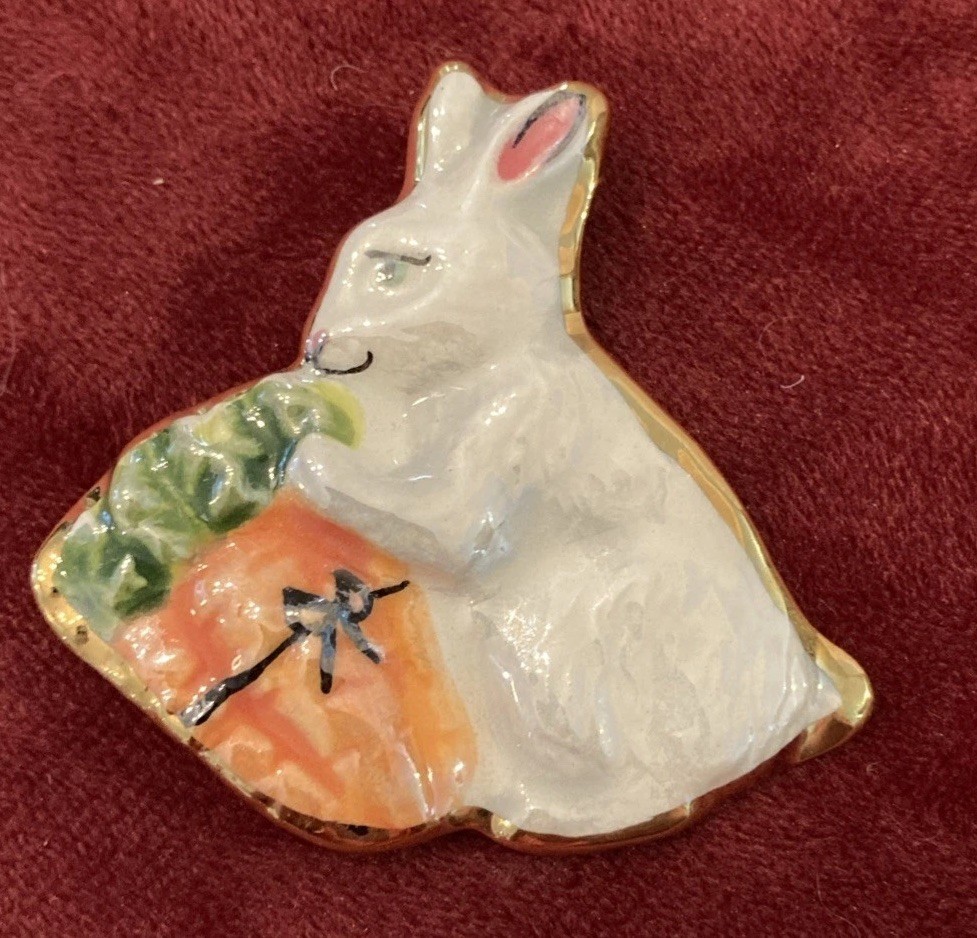 Vintage 2” Hand Painted Ceramic Easter Bunny Rabbit W/Bunch Of Carrots | J815
