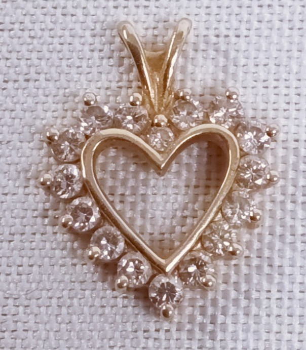 14K YELLOW GOLD DIAMOND HEART PENDANT – 0.7in – 1.6g
