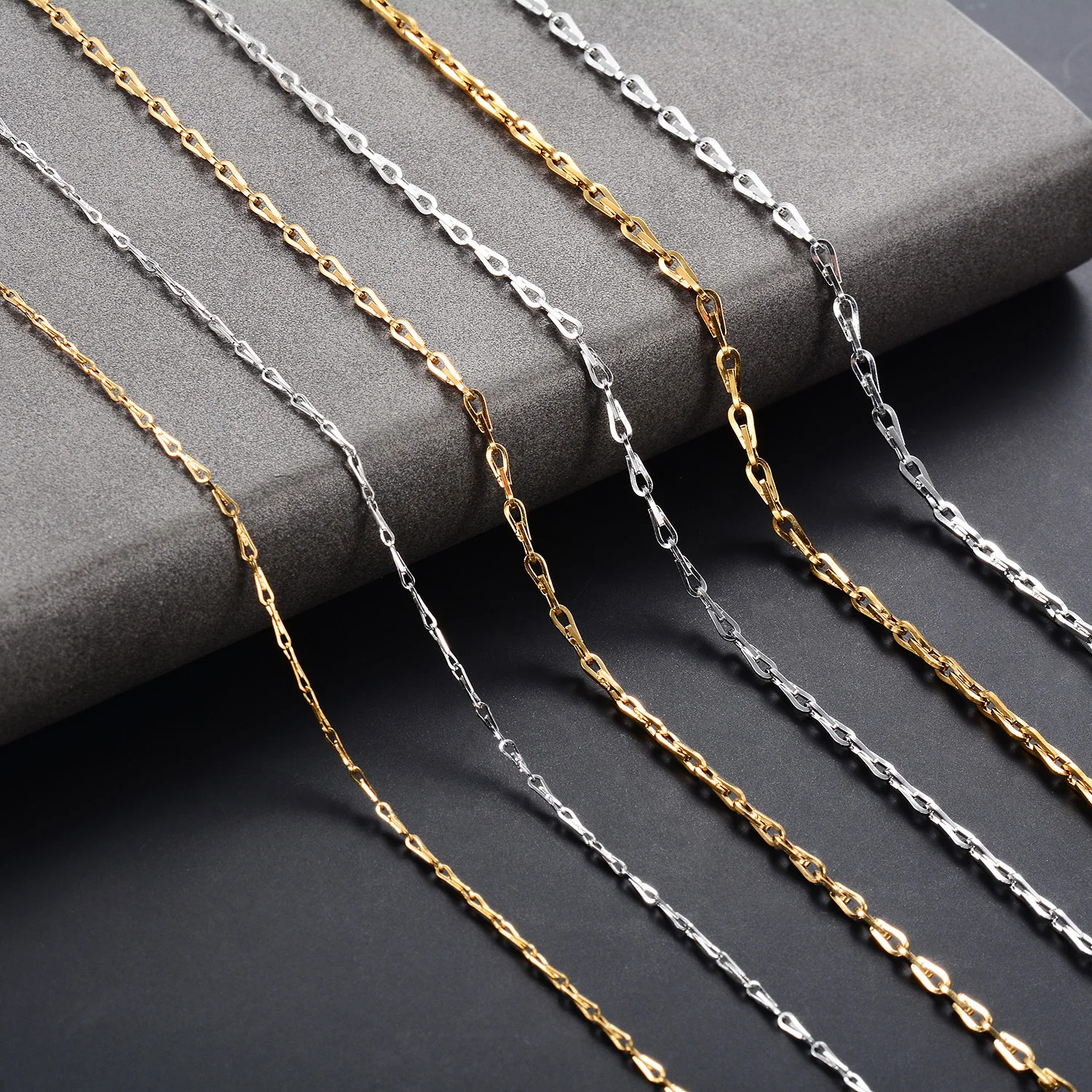 316L Stainless Steel Thin Necklace Cable Chain on the Neck PVD Gold Plated Water