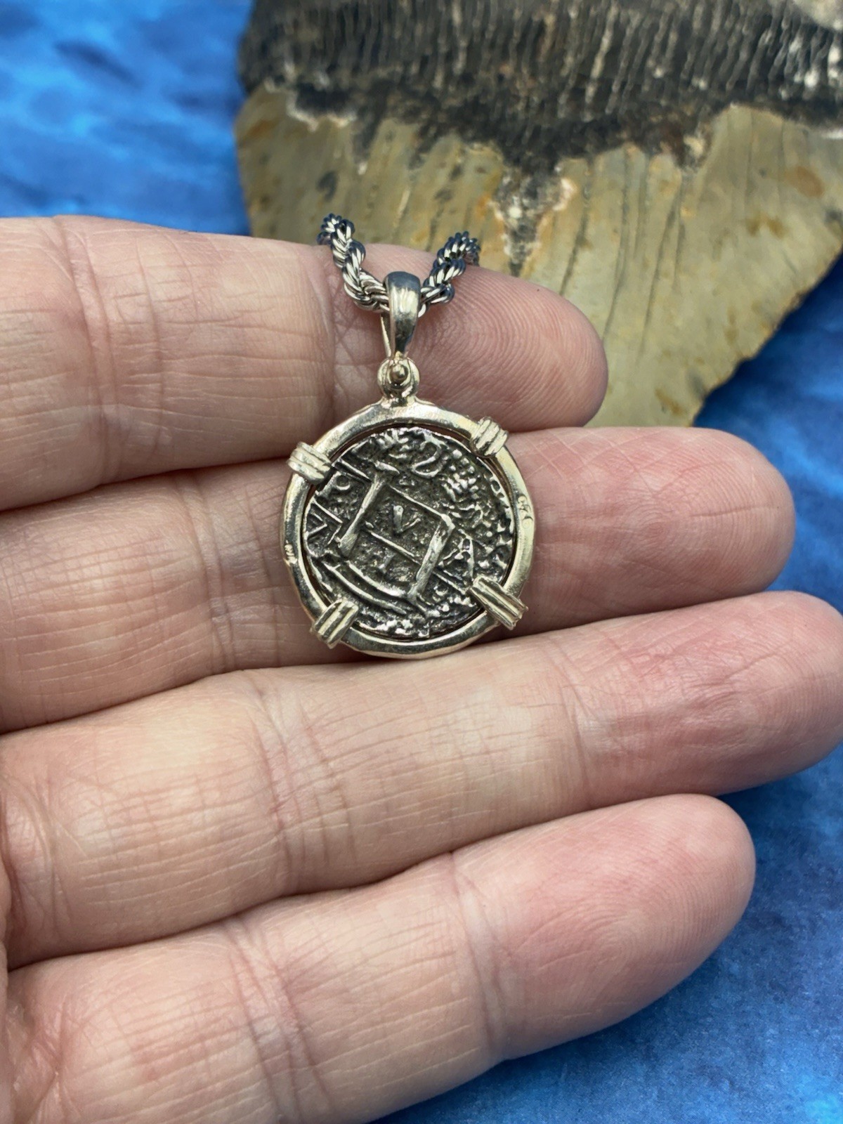 ATOCHA SHIPWRECK TREASURE COIN IN .925 BEZEL W/MATCHING ROPE CHAIN