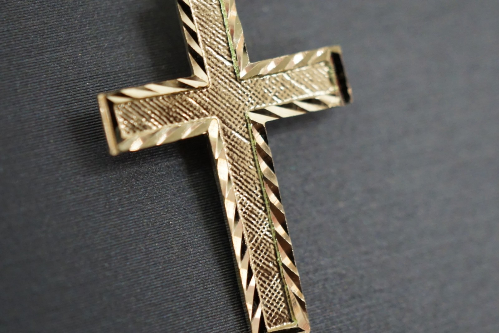 14K Solid Yellow Gold 1″ Diamond Cut Men Women Cross Charm Pendant.