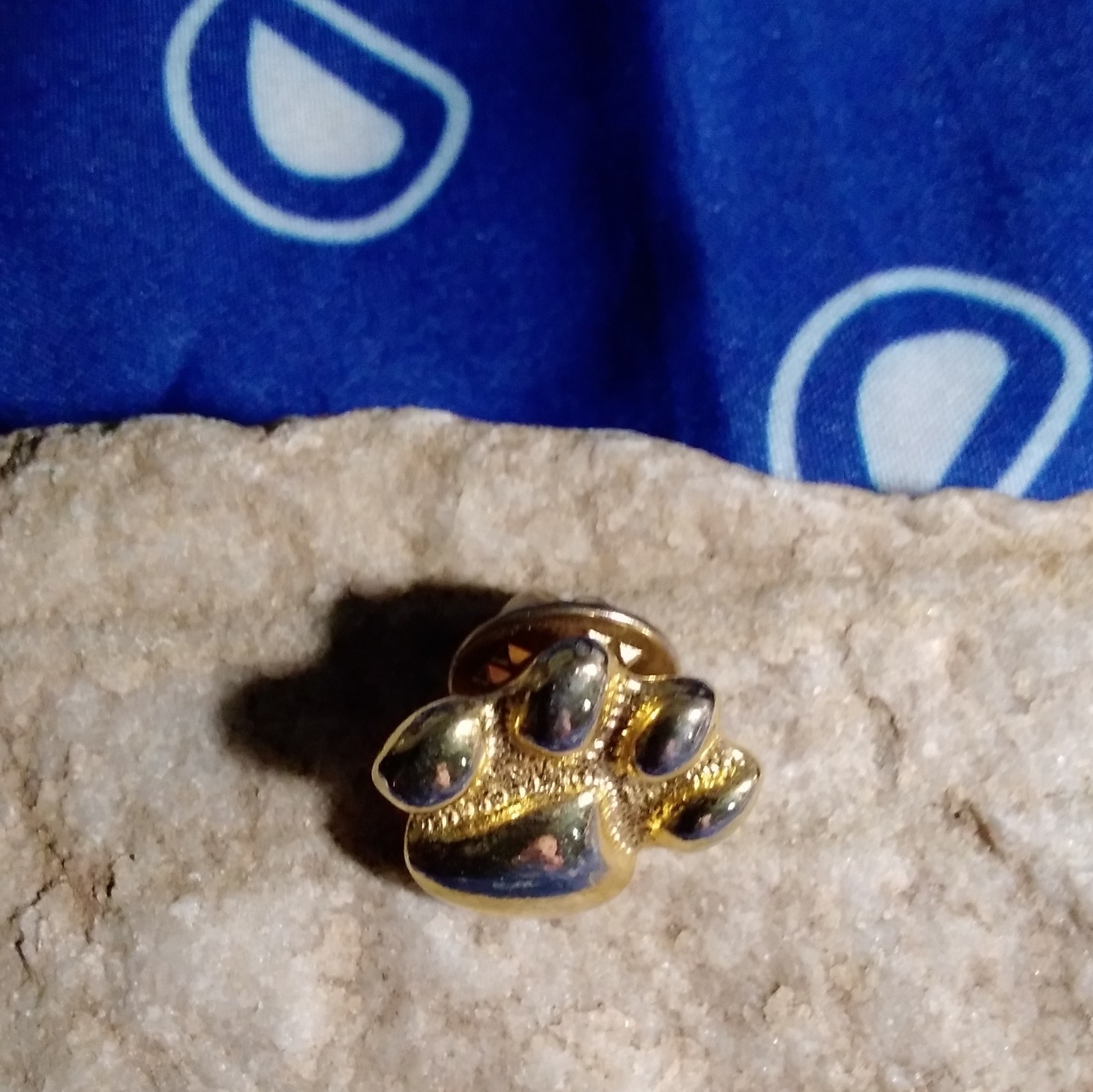Gold Tone Paw Print Clutch Back Lapel Pin – Metal Animals & Insects Theme