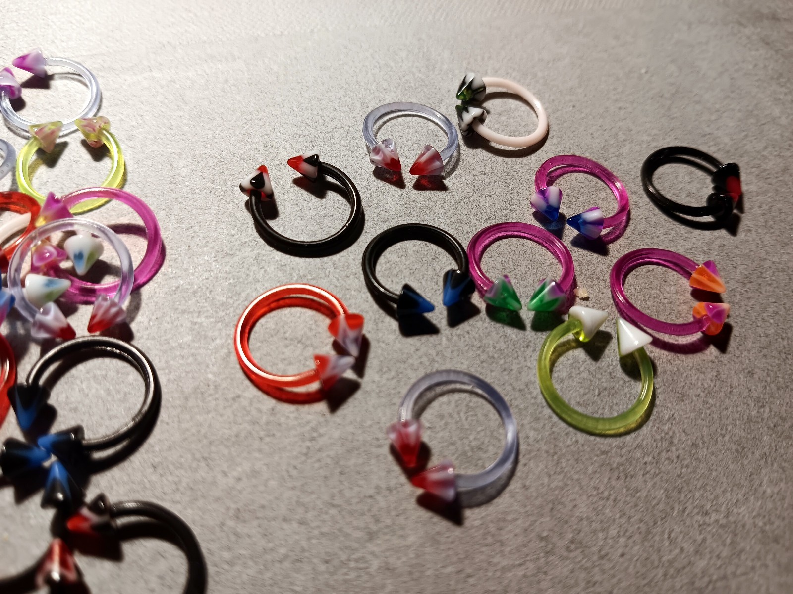 6 pc Lot Ring Random Acrylic Bioflex 16g 3/8″/ 4mm Spike Lip Tragus Eyebrow E1