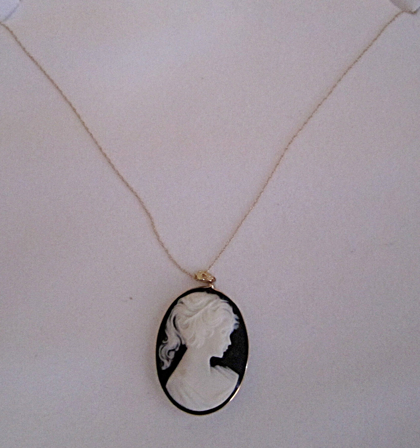WOMEN HAND CRAFTED OVAL BLACK & BONE COLOURED CAMEO STYLE PENDANT W/ 14KT CHAIN