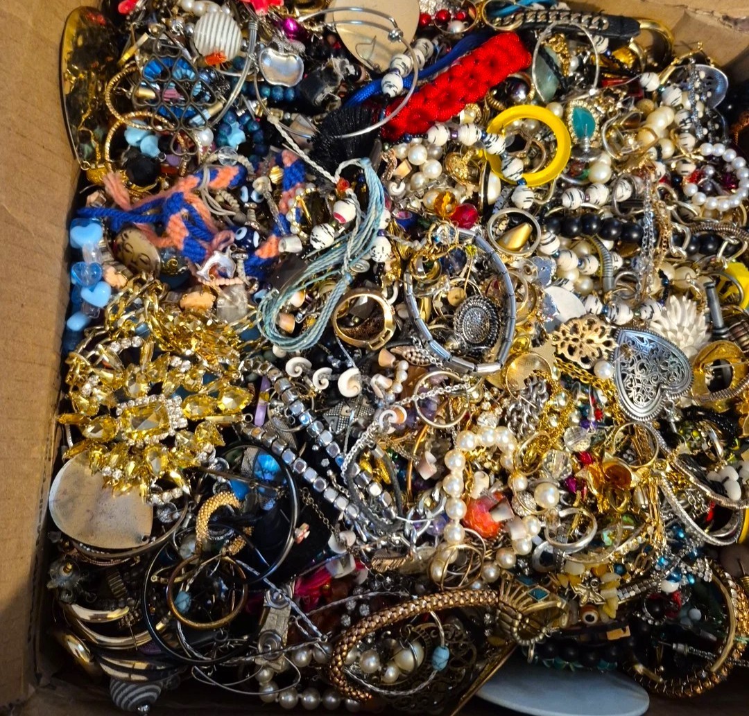 Huge Unsearched Jewelry Lot 3 Lb Vintage & Mod Junk & Wear Necklaces Brooches ++