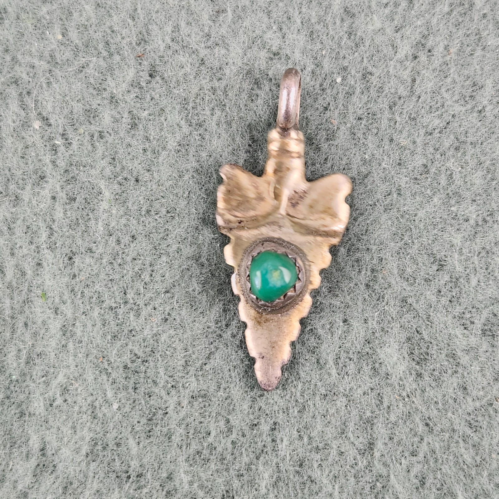 Vintage Green Stone Arrowhead Necklace Gold Tone Beaded Dip Pendant