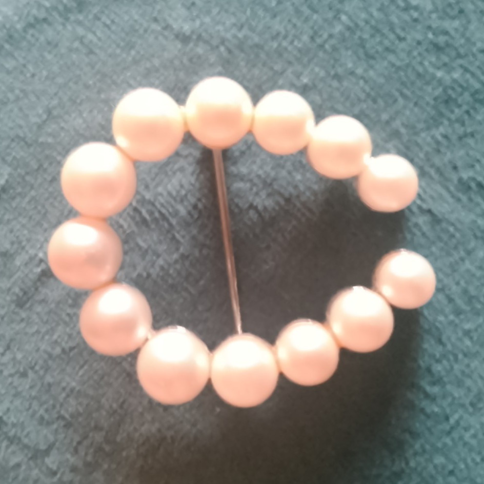 White Imitation Pearl Oval Brooch Pin Gold Tone Metal 12 Round Simulated
