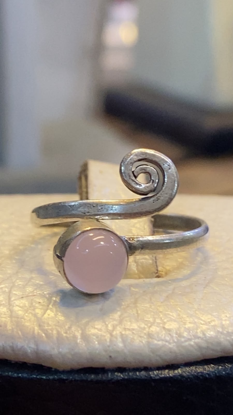 Vintage White Metal Ring – Adjustable Elegant Design for Everyday Wear.