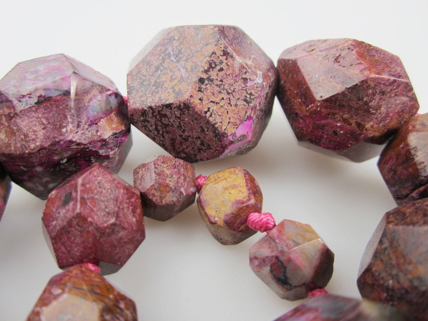 Red Jasper GraduatedFaceted Nugget Chunk Beads Approx 13-35mm 15.5″ Strand