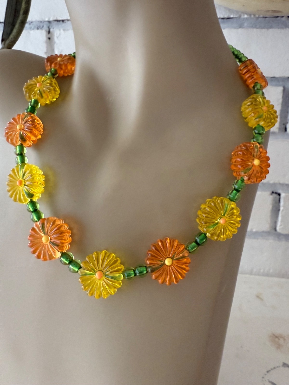 ESTATE ACRYLIC LUCITE ORANGE YELLOW GREEN FLORAL BEAD NECKLACE 19″