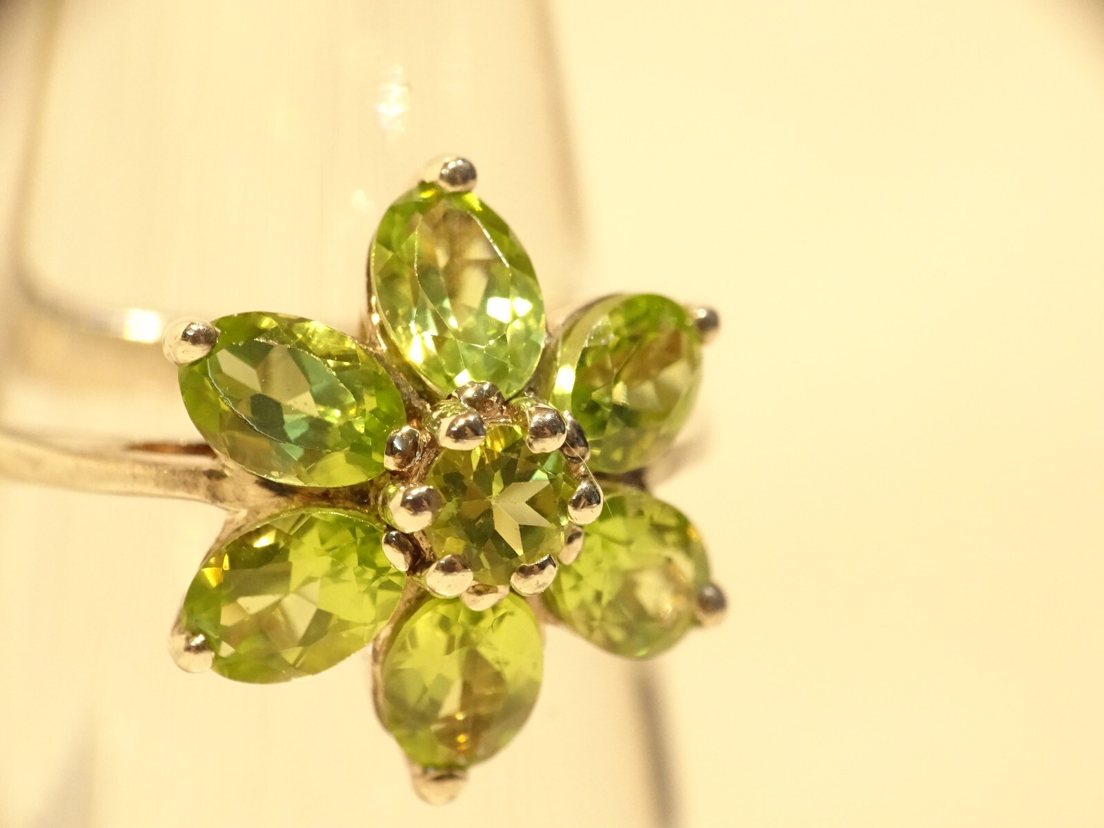 Very Nice Sterling Silver Light Green Tourmaline Classic Flower Size 6 Ring