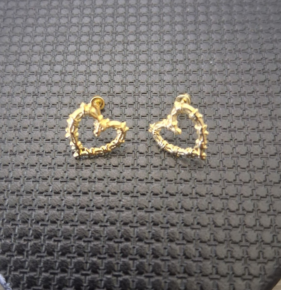 10k gold heart screw back stud earrings / arete bichota de oro 10K MX de rosca.