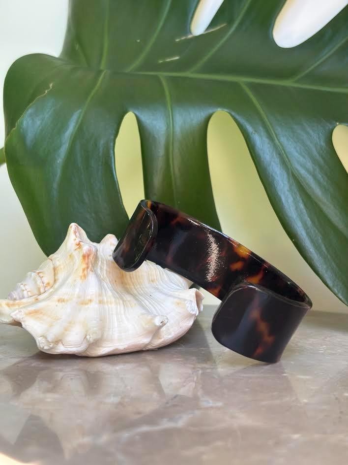 Faux Tortoise Shell Hibiscus Carving White Bracelet Bangle Cuff Hawaiian Vintage