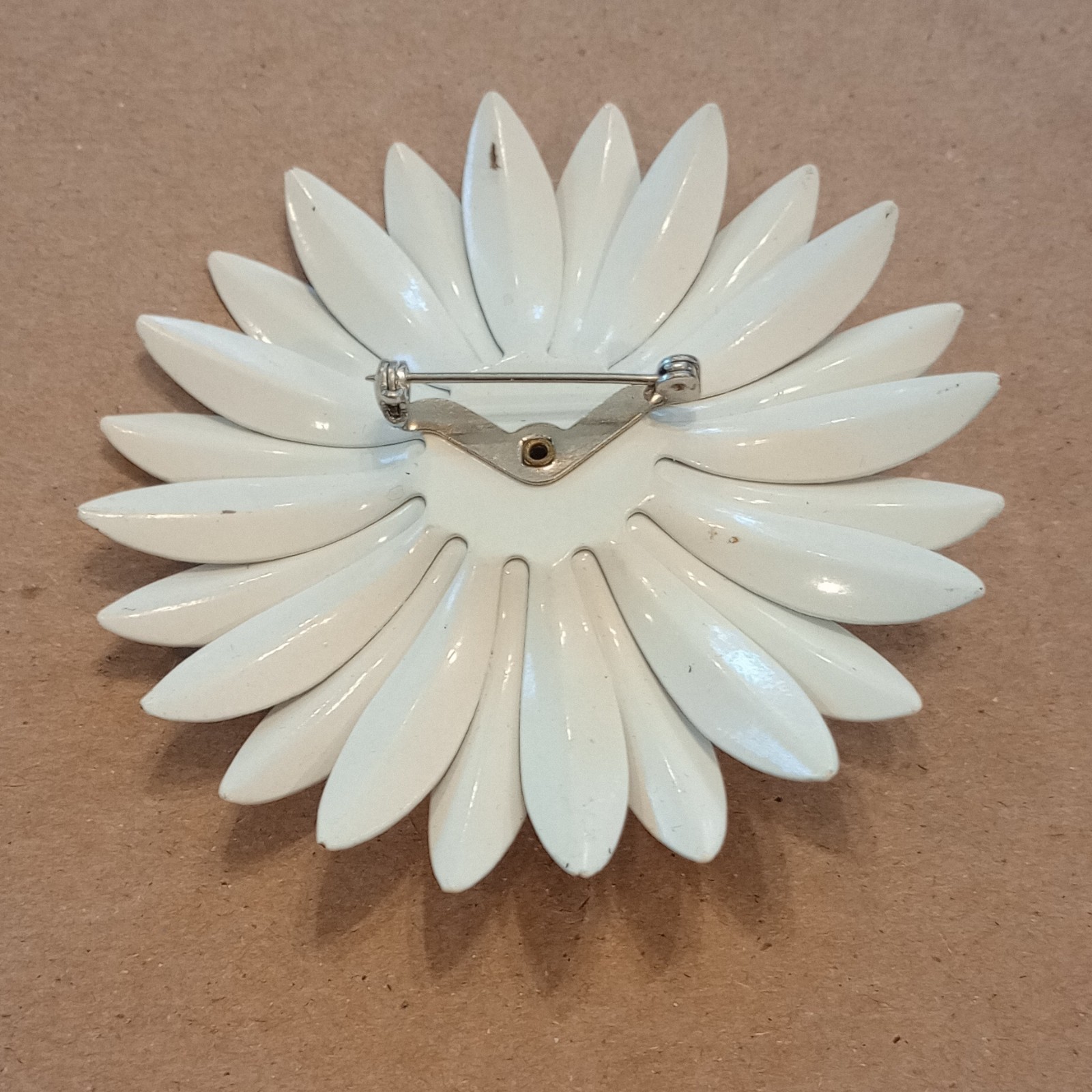 White Yellow Enamel Metal Daisy Flower Brooch Pin Flowers & Plants Theme
