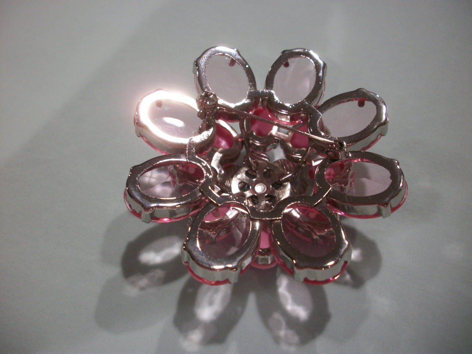 LuCiTe PiNK CABoCHoN/ACRYLiC TRaNSPaReNT/AuRoRa BoReALiS RHiNeSToNeLARGE 2.5″PiN