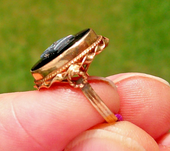 12k Solid Yellow Gold Ring With Onyx And Diamond chip 2 Grams Size 2