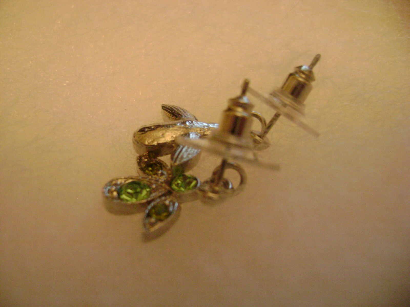 VTG PREMIER DESIGNS Silvertone Pink & Green CRYSTAL Pierced Earrings & Necklace.