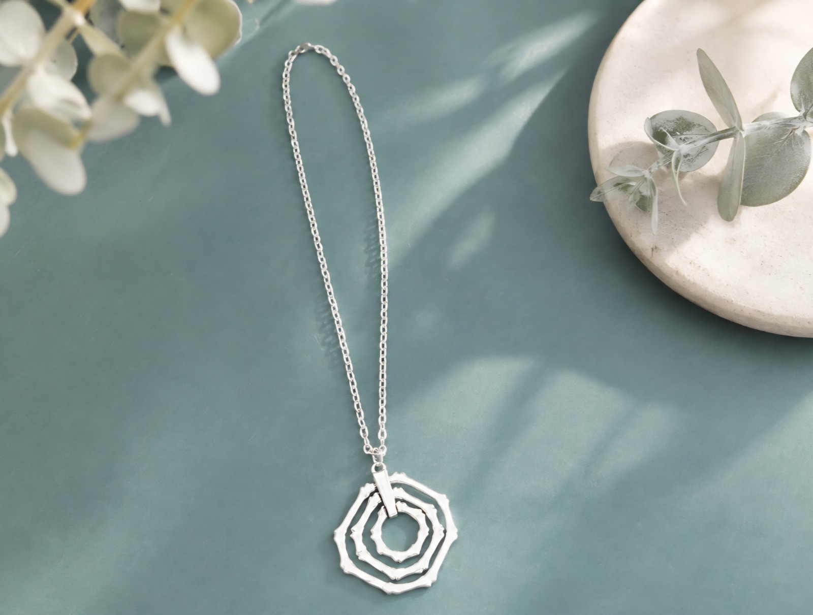 VINTAGE FUNKY WHITE METAL 14 1/2″ NECKLACE