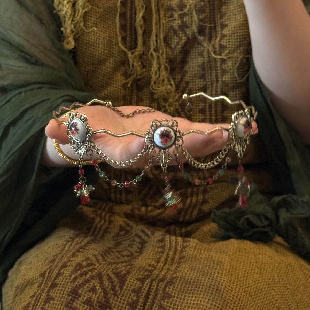 Exquisite tassel choker necklace with a distinctive, atmospheric vibe.