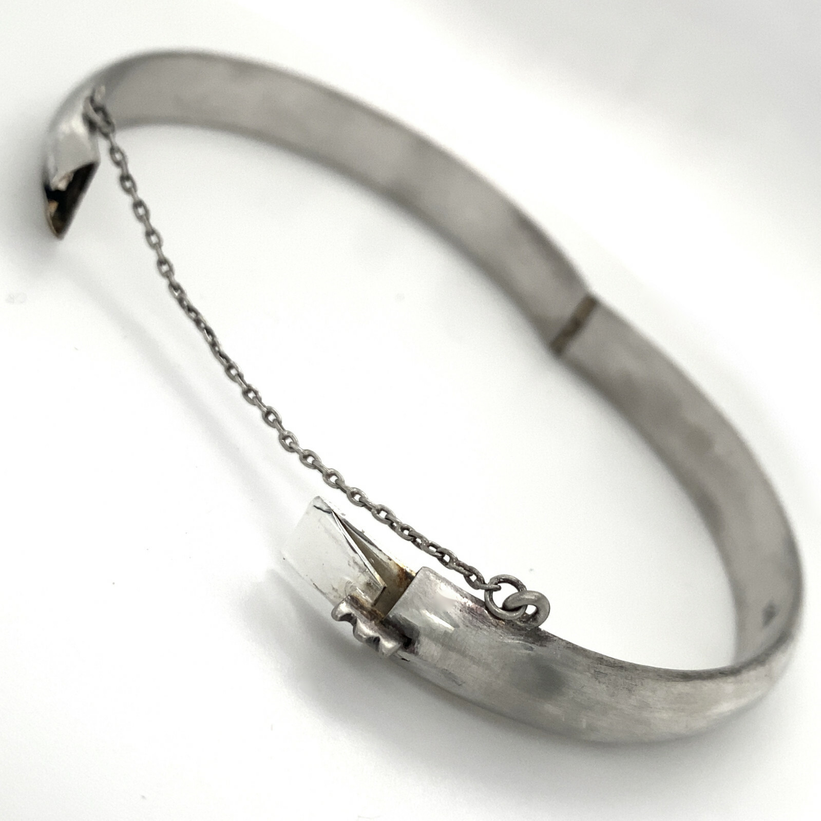 7″ Satin-Finished Sterling Silver Hinged Bangle w Safety Chain, 9mm Width & 11g