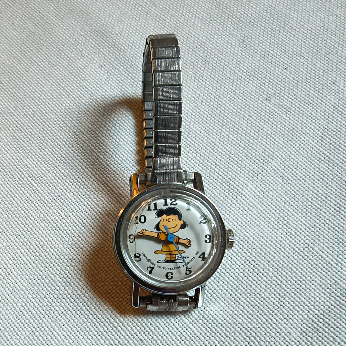 United Feature Syndicate Peanuts Lucy Quartz Watch Silver Expansion Band 22mm