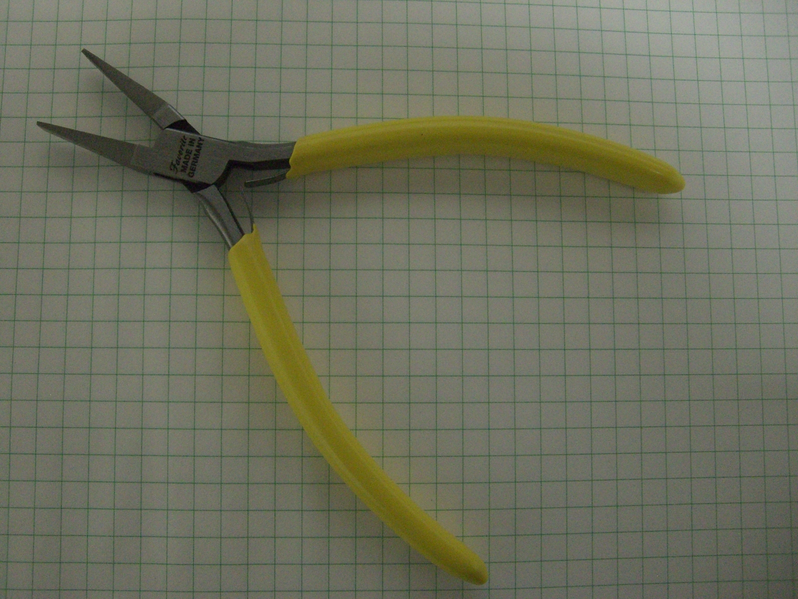 FavoriteUSA MINIATURE FLAT NOSE PLIER SMOOTH JAWS 4-1/2″ BOX JOINT MADE GERMANY