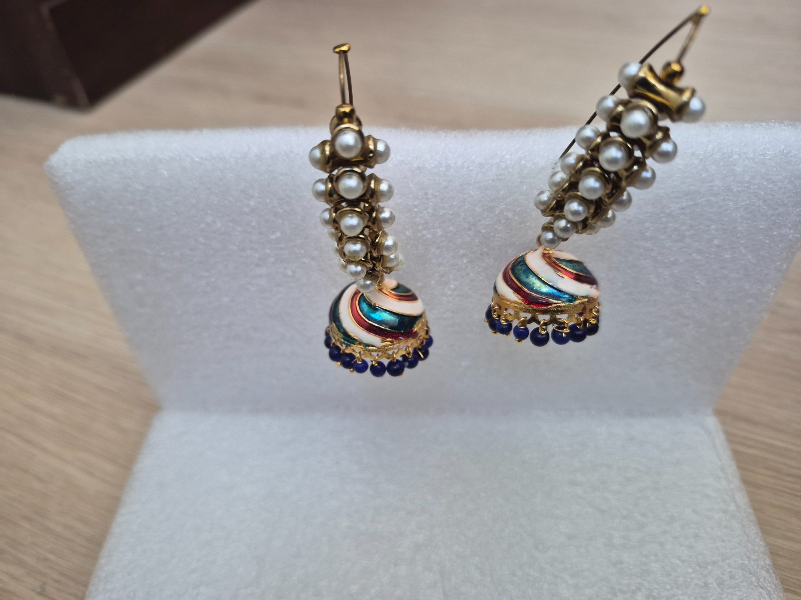 Classy design with pearls vintage earrings for women