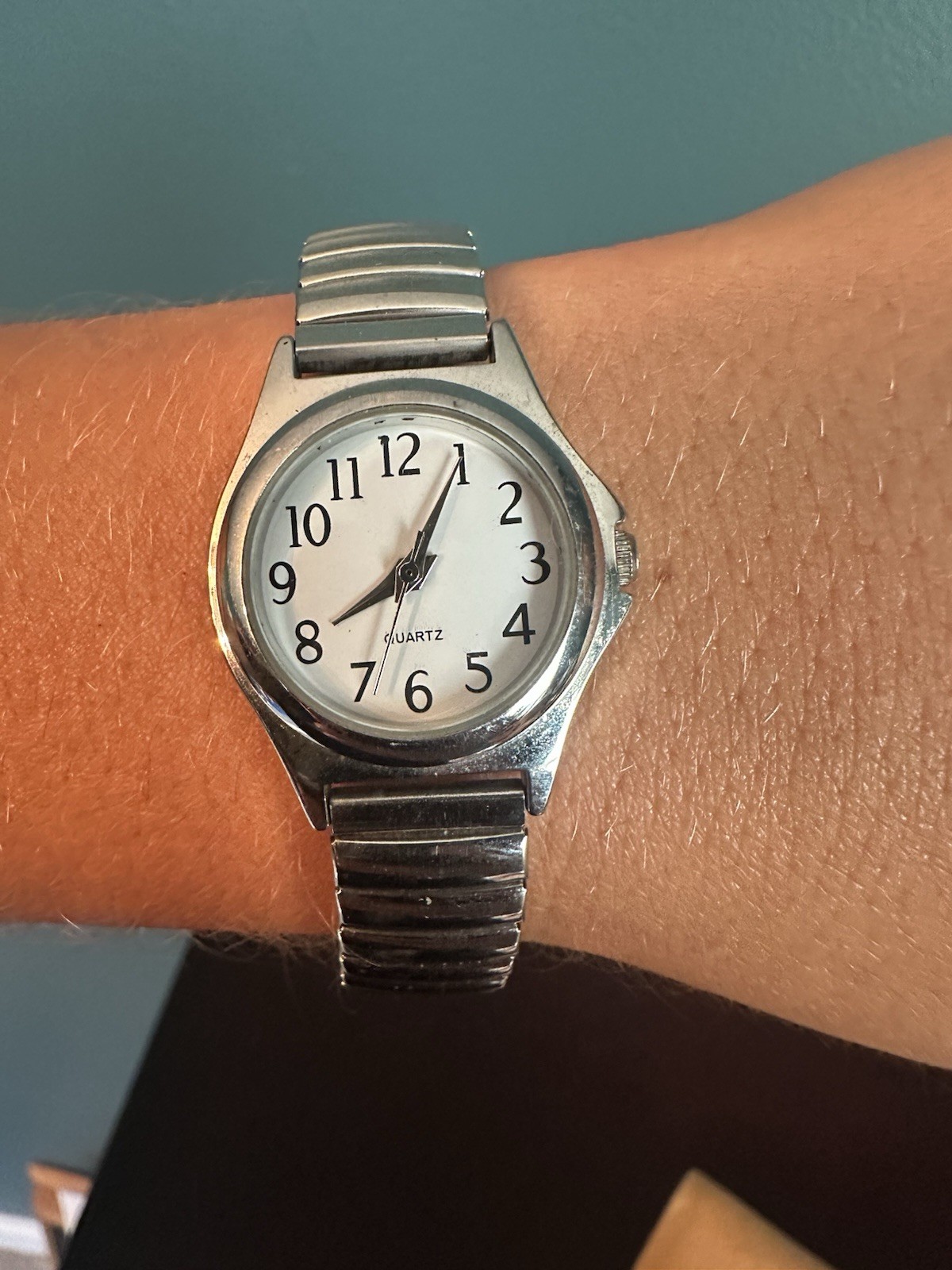 Vintage Quartz Analog Wristwatch Silver-Tone Stretch Bracelet White Dial 30M