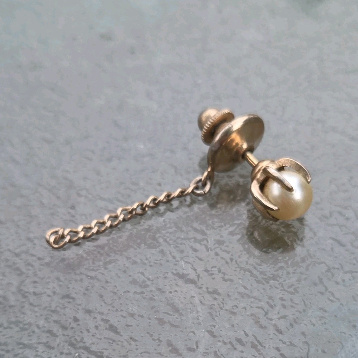 Men’s Gold Tone Metal Tie Tack Stick Pin w/ White Imitation Pearl & Chain
