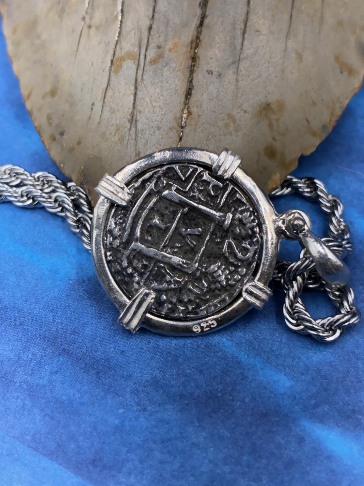ATOCHA SHIPWRECK TREASURE COIN IN .925 BEZEL W/MATCHING ROPE CHAIN