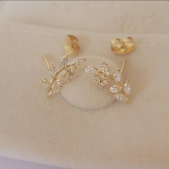 Beautiful Lab Created Diamond Gift For Women’s Leaf Push Back Earning 925 Silver
