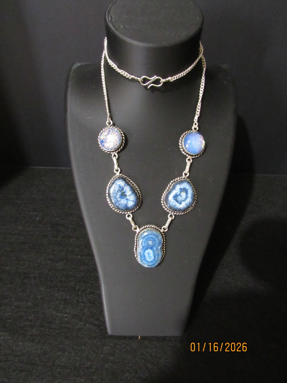 SILVER TONE BLUE DYED AGATE NECKLACE 18″ VGUC