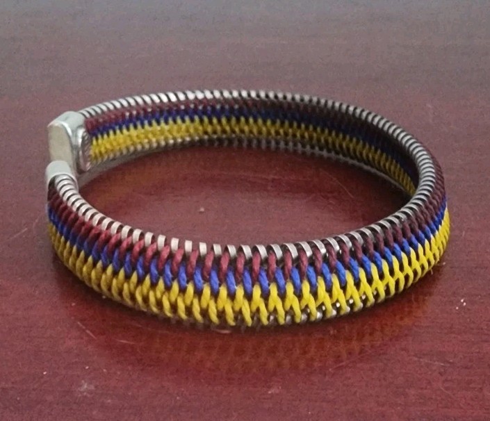 BRILLIO 925 STERLING SILVER WOVEN FABRIC COLOMBIA FLAG COLORS BRACELET. 6″