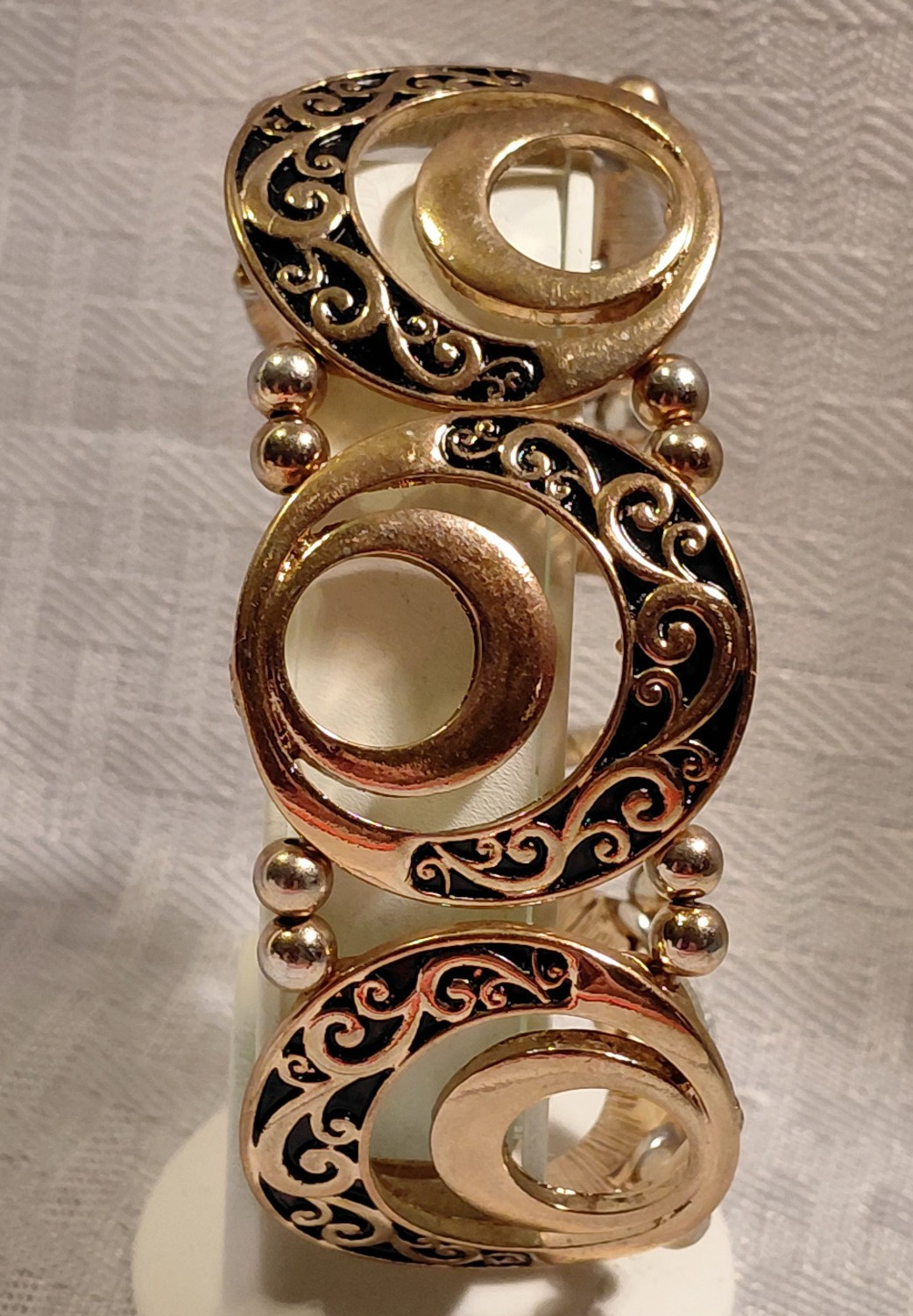 Beautiful Stretch Bracelet Gold Tone Texture 1 1/4″ Wide x 2 1/2″ Diameter NEW