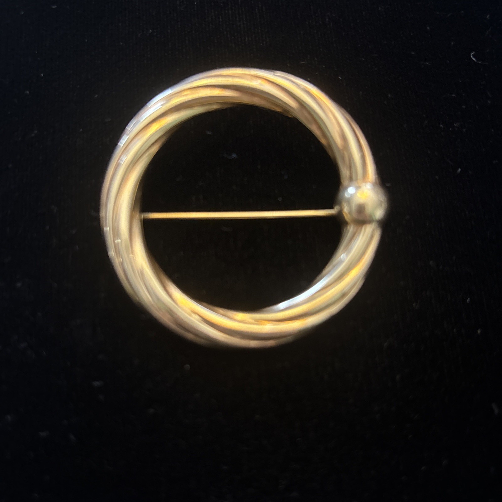 W E Richards Co twisted ribbon circle with ball pin. 1950’s 1/20 12k GF 4.54 g