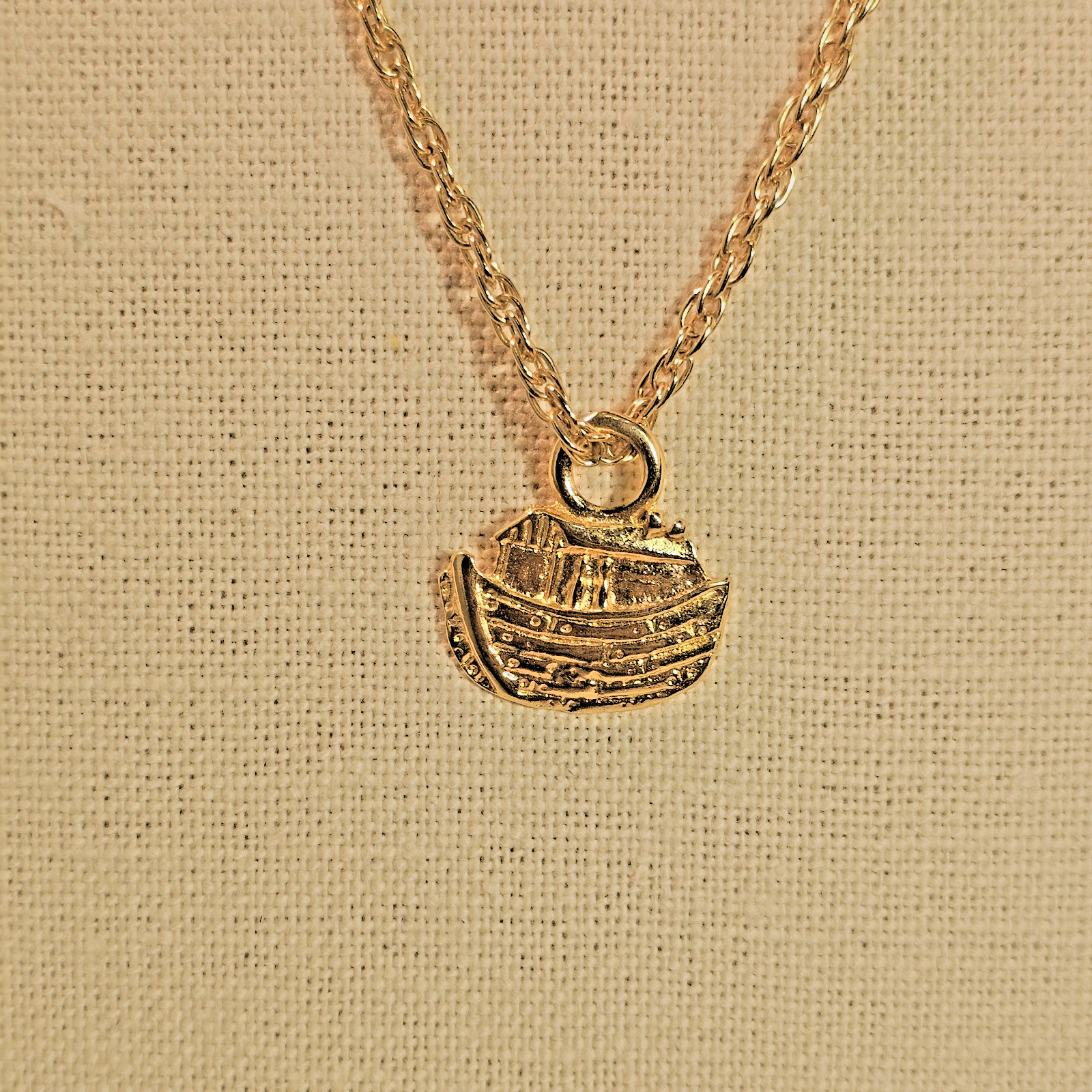 Bright gold tone Noah’s Ark pendant and 24 inch gold tone chain necklace