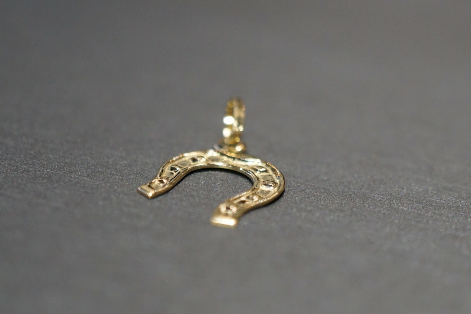 14K Solid Yellow Gold 1″ Thin And Light Weight Horseshoe Charm Pendant.