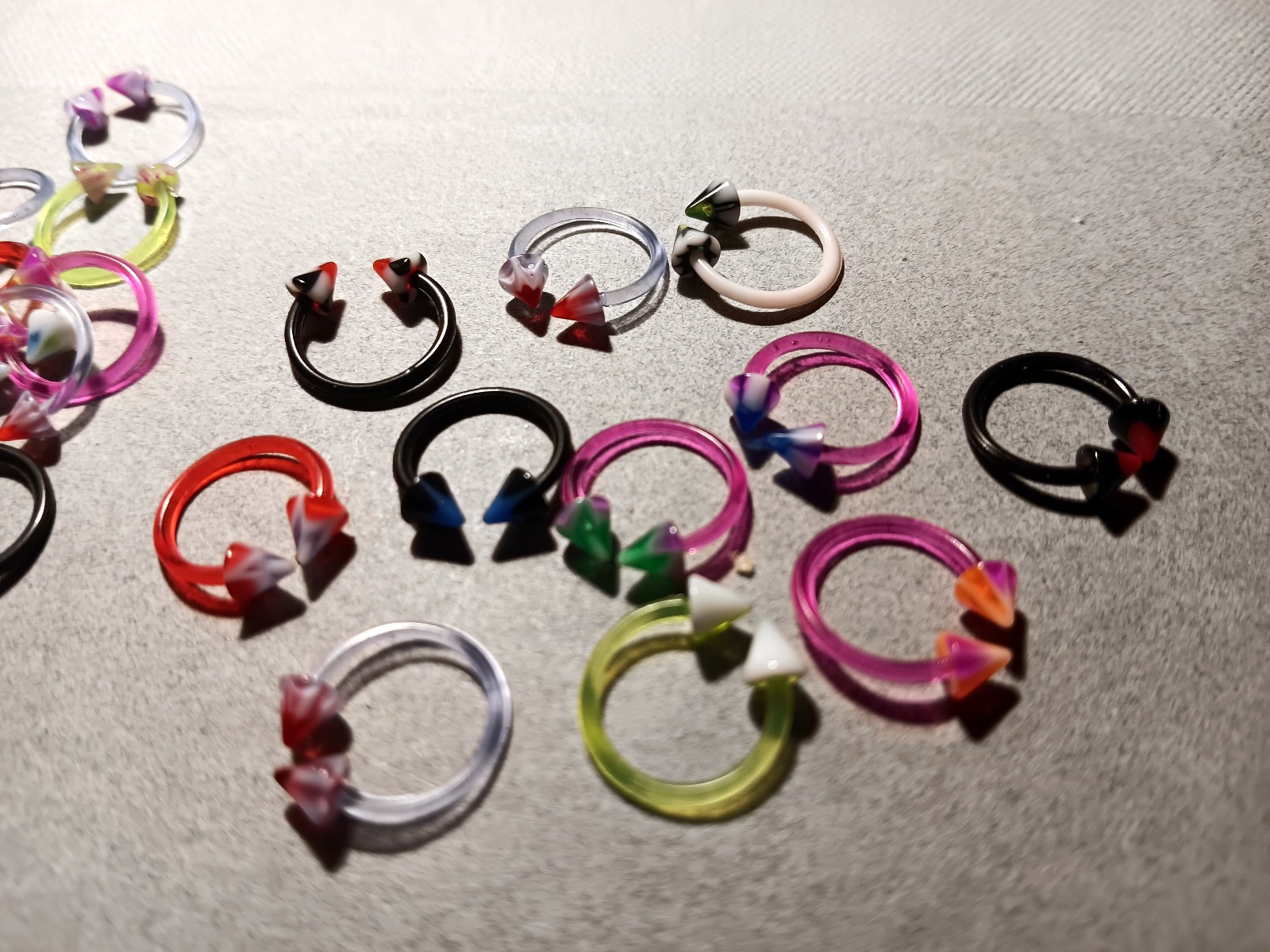 6 pc Lot Ring Random Acrylic Bioflex 16g 3/8″/ 4mm Spike Lip Tragus Eyebrow E1