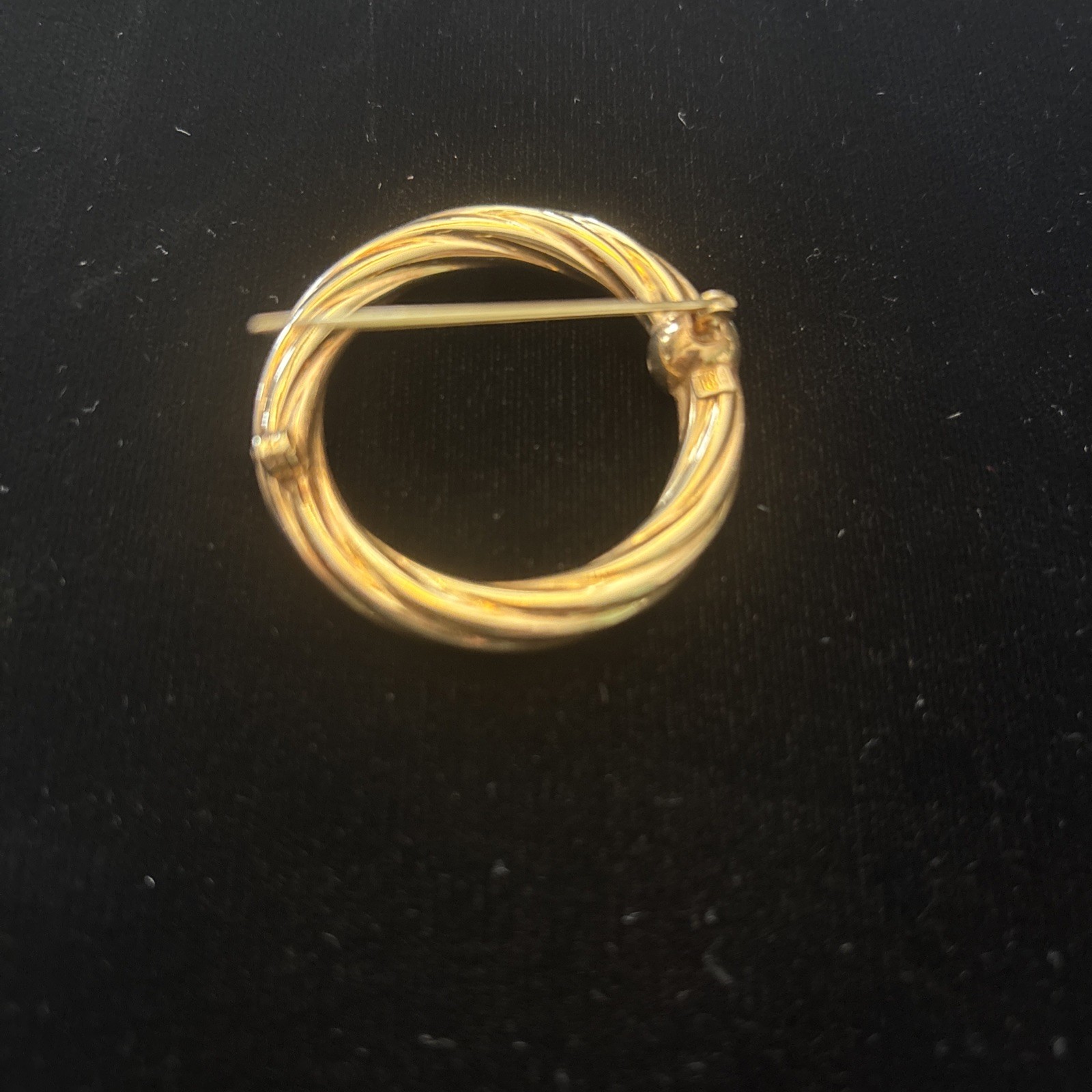 W E Richards Co twisted ribbon circle with ball pin. 1950’s 1/20 12k GF 4.54 g