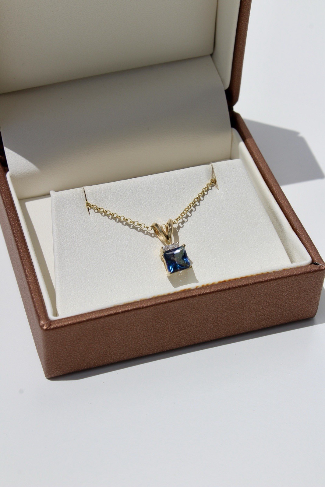 Alexandrite & Diamond Pendant, 1.37 Carats 10K Gold