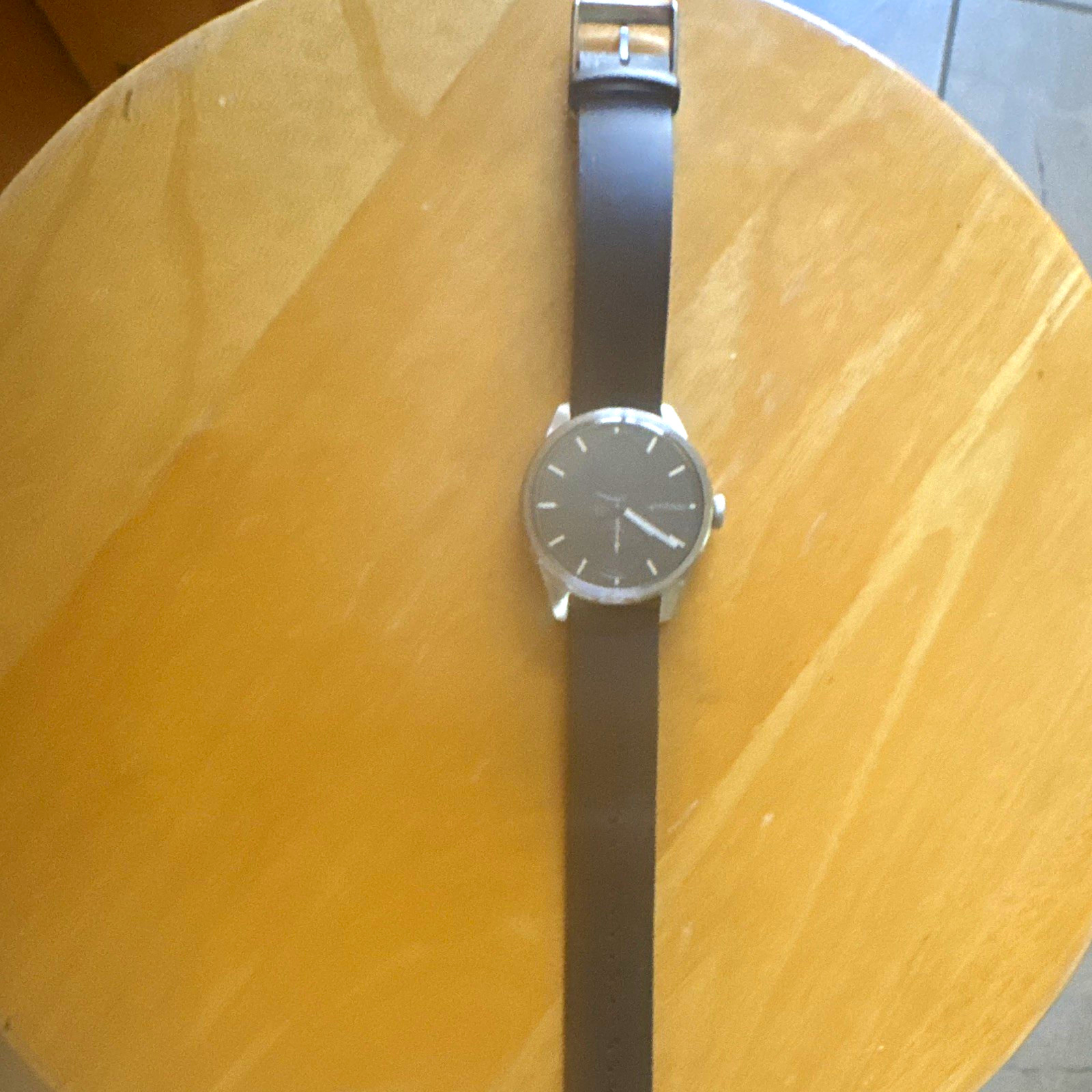 Analog Round Black Dial Wristwatch Silver Case/Bezel Black Leather Strap