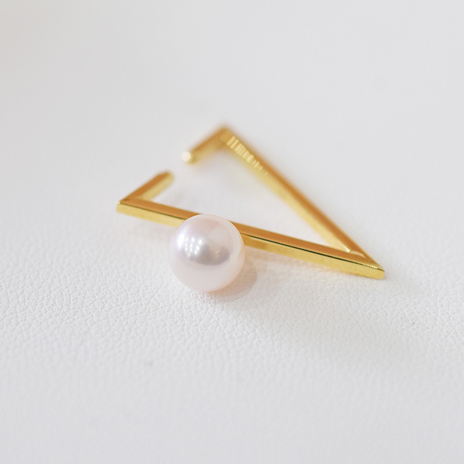 18K Akoya pearl 6 – 6.5mm White pink Triangle Ear cuff Japanese Seawater Pearls