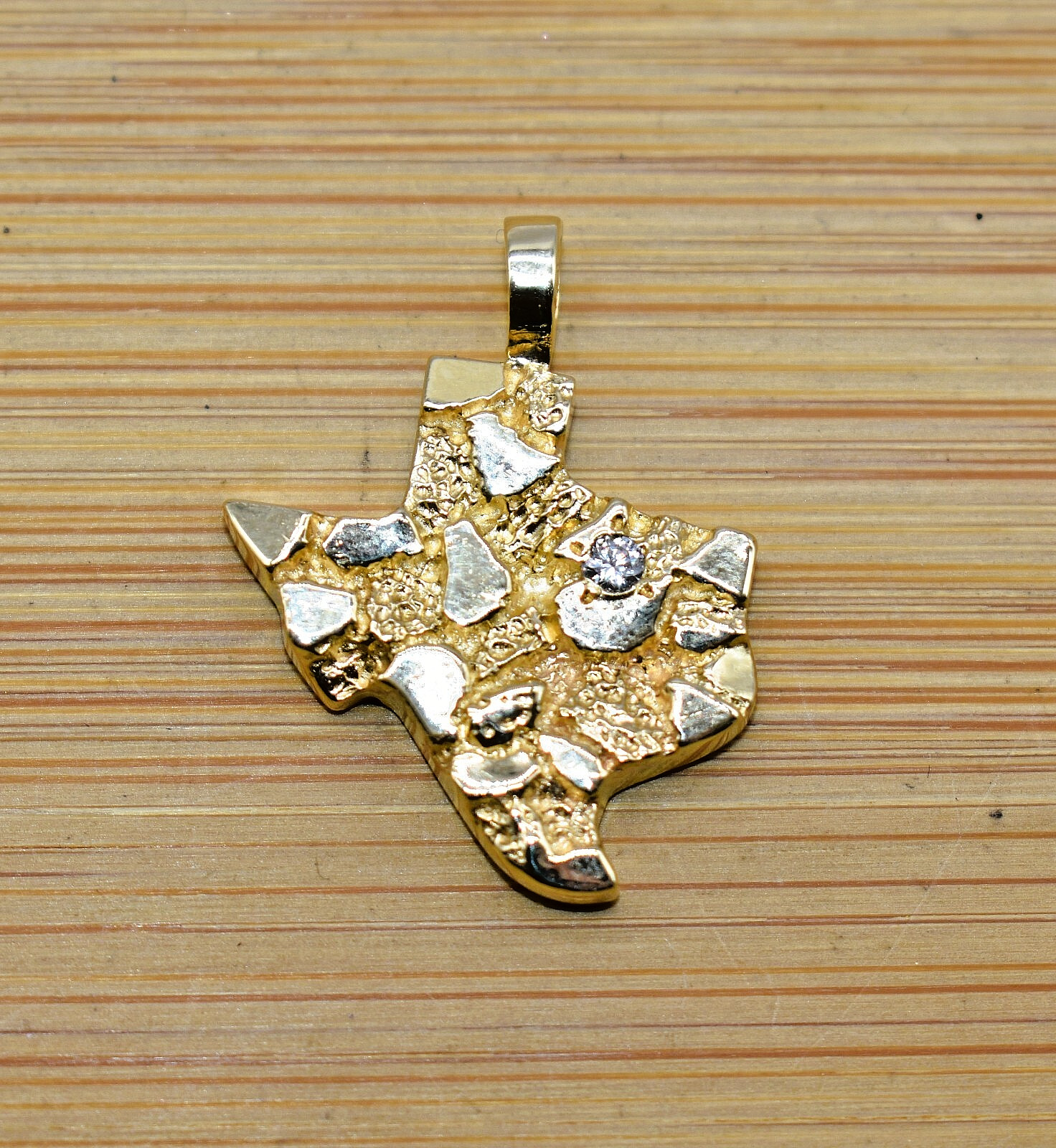 14 K Yellow Gold Nugget Texas State Pendant w/Diamond Acent 5.3 grams 1 inch
